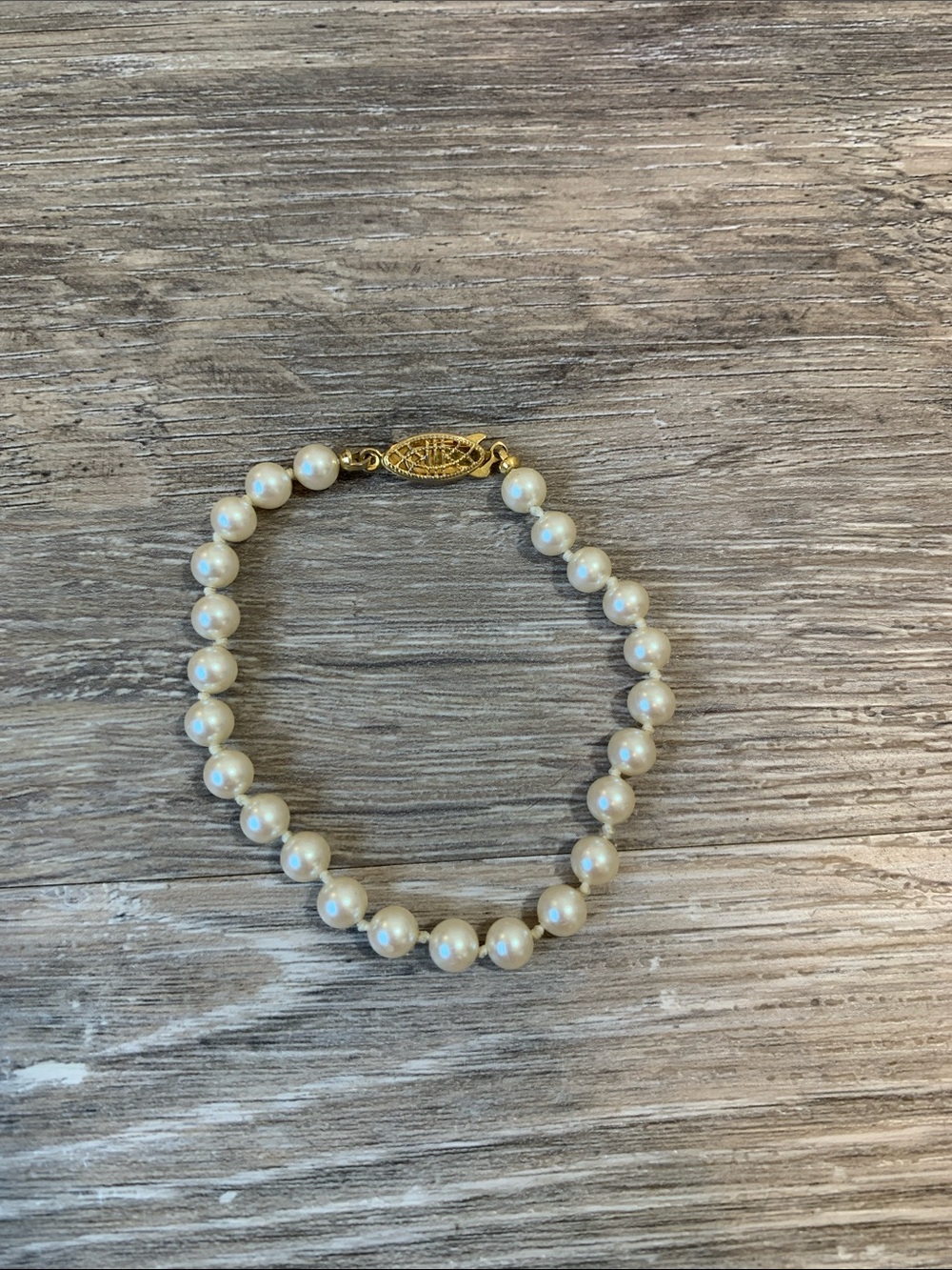 Classic Faux Pearl Bead Bracelet with Gold Clasp - White - Picture 1 of 2
